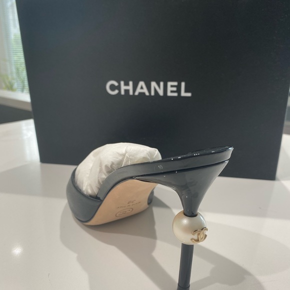 Chanel 18C w/pearl mules - Picture 3 of 3